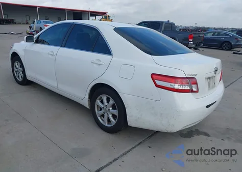 2010 Toyota Camry Le z USA, uszkodzony, nr VIN 4T1BF3EK5AU572660